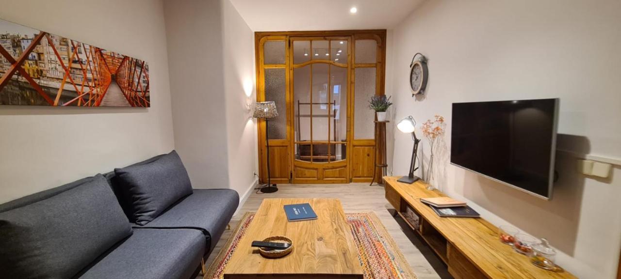 Polit Apartment *